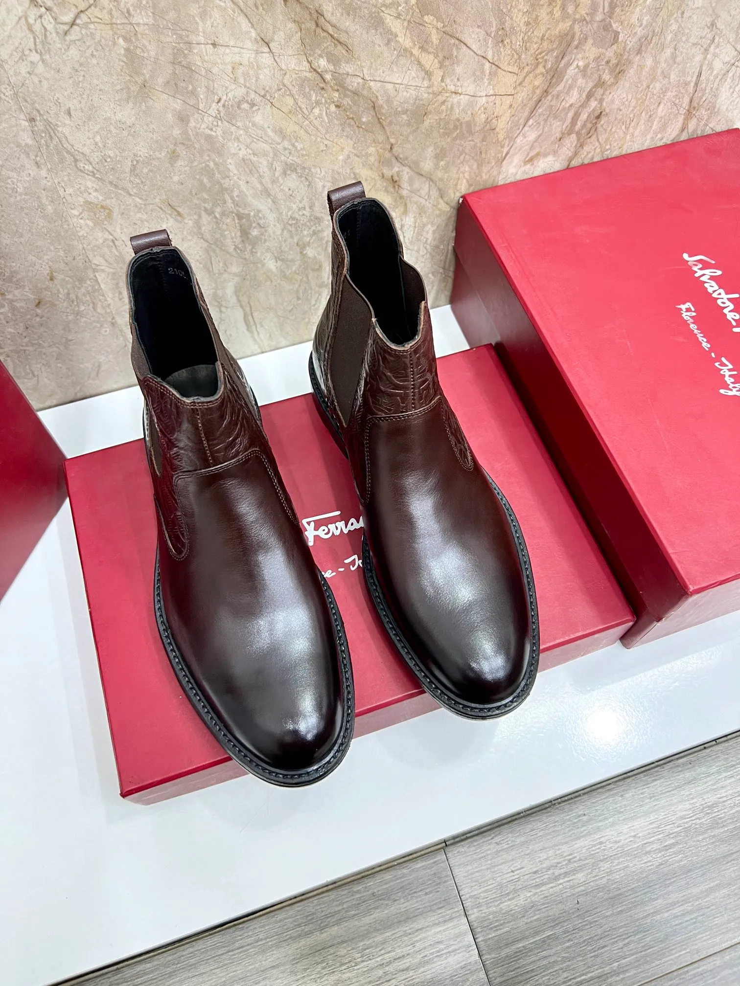 Original order quality: Men's shoes 💰700 Brand: Ferragamo (Ferragamo) One size larger: Men's size 38-44 (45 customized) Grade: Same style as the official website High-end men's shoes Material: Original cowhide, cowhide lining, original outsole Style category: Chelsea men's boots Fashion trend Color: Actual picture